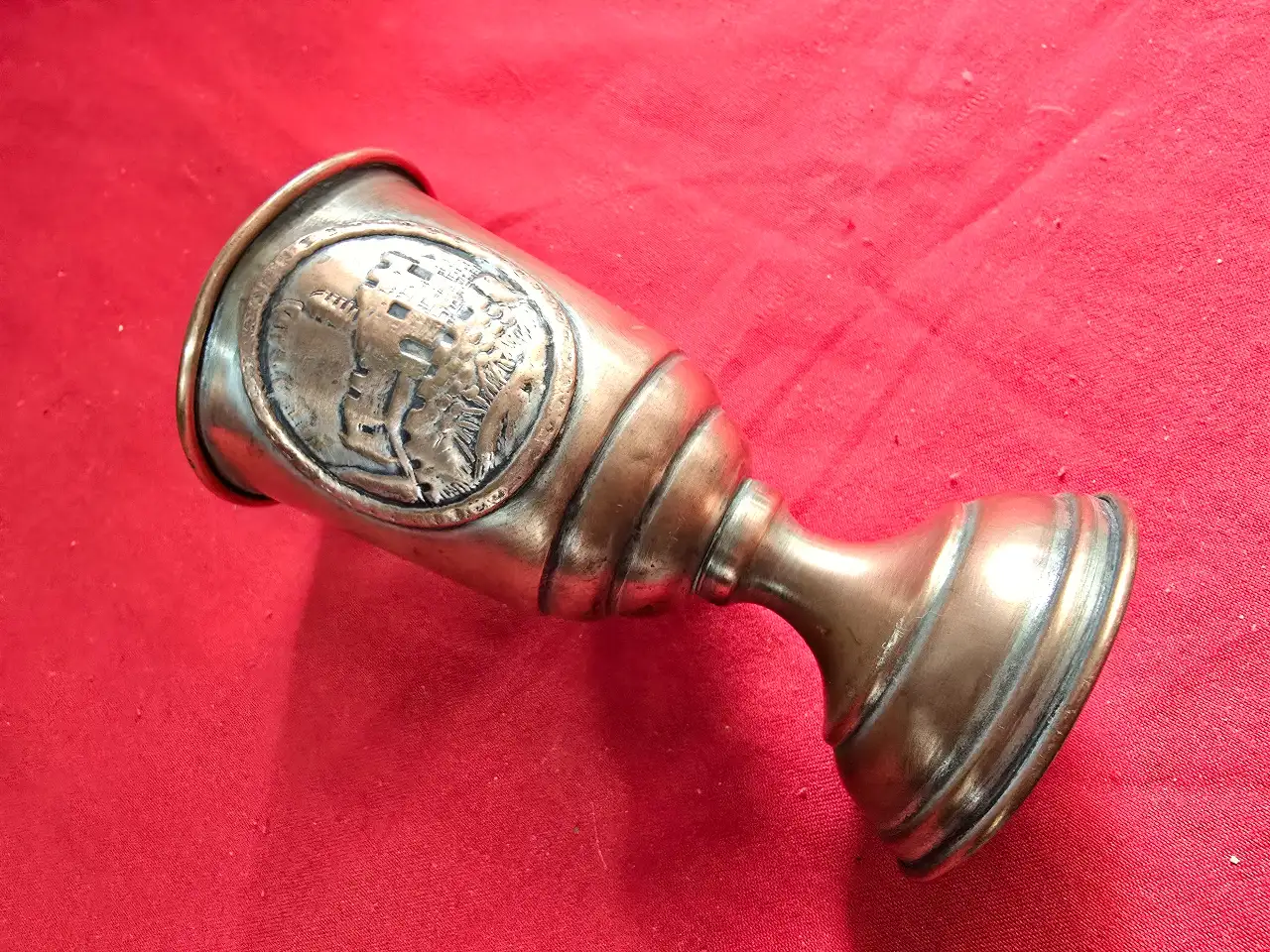 גביע לקדוש מנחושת ועליו רקוע של מגדל דויד ירושלים גובה 11 ס'מ קוטר 5 ס'מ