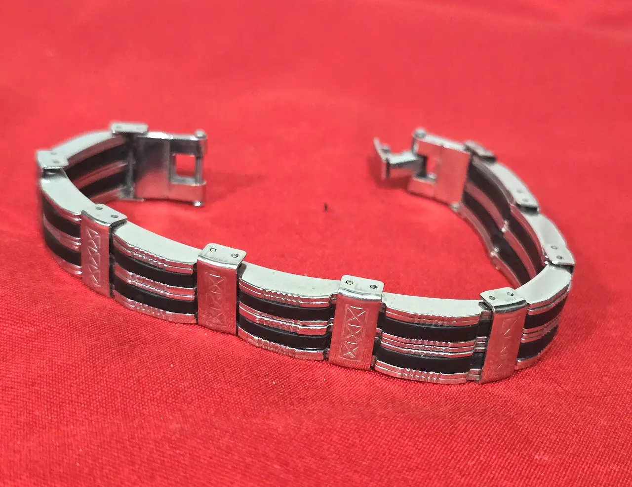 צמיד לגברים עשוי פלדת אל חלד בשלוב קרמיקה שחורה