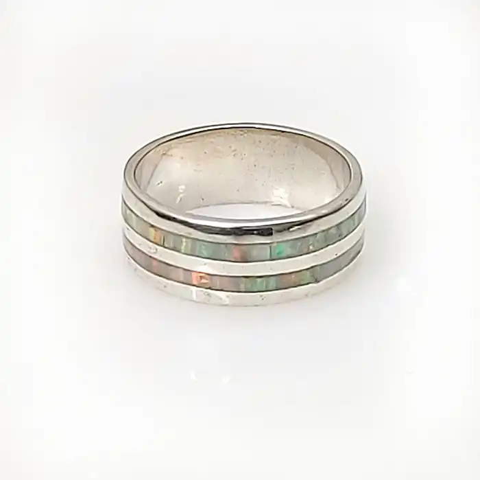 טבעת לאישה עם פסים אבן אילת לבנה