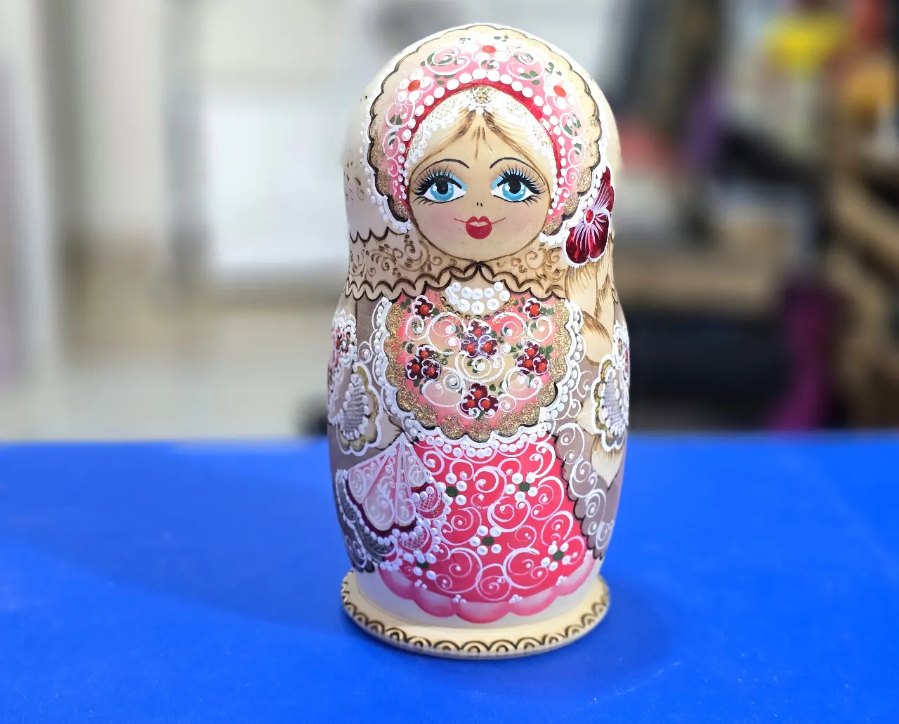 בבושקה גדולה יפה ומהממת נסיכה בעלת 6 בובות גובה גובה 20 ס'מ