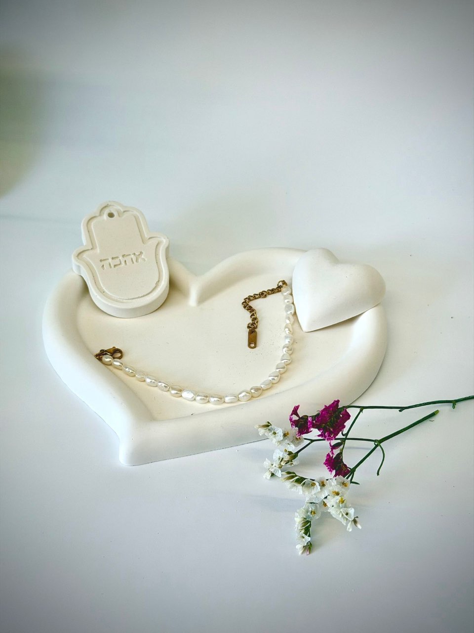 מארז הכולל מגש לב, חמסה עם ברכה, לב קטן וצמיד פנינים