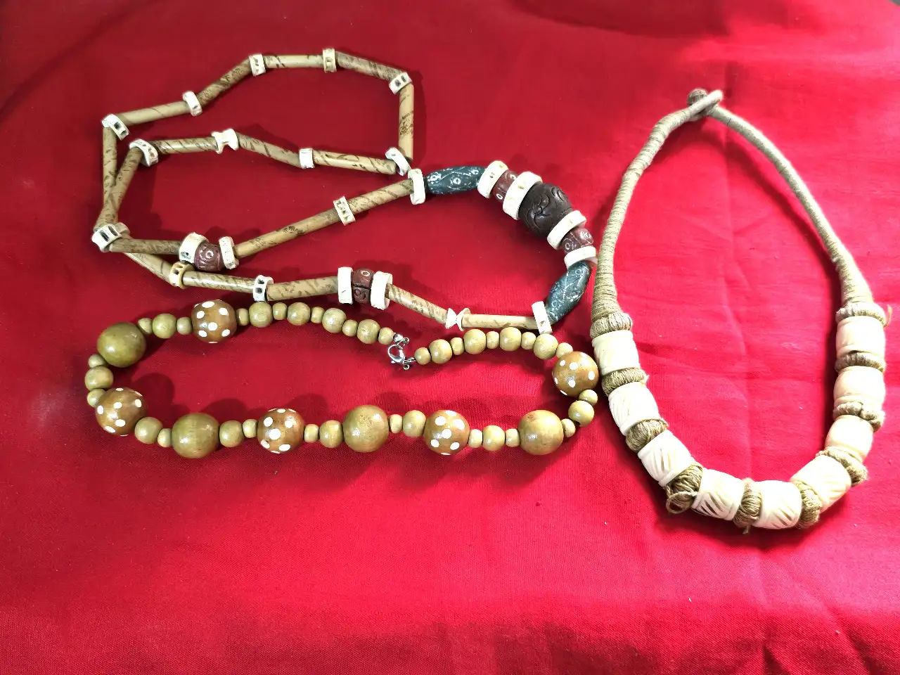 לוט של 3 שרשראות לצוואר מעץ אבל יפות