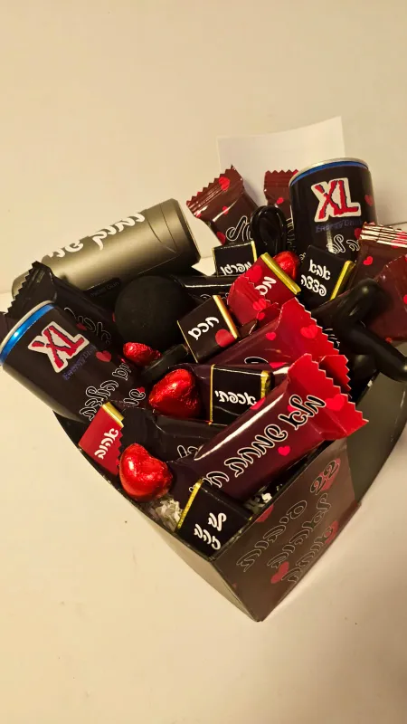 מארז יום הולדת 22 סיבות עם אקדח מסאג