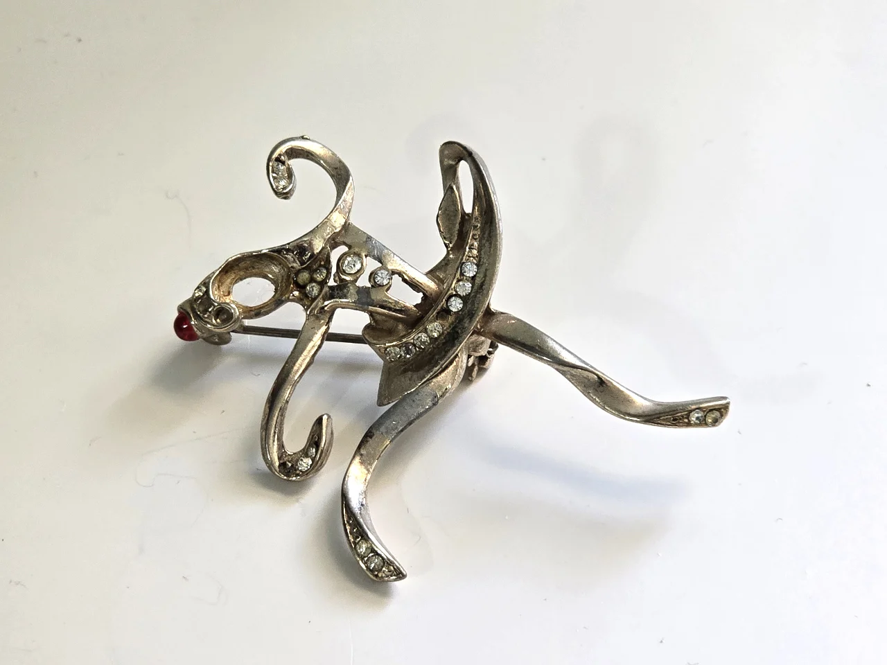 סיכה דקורטיבי בצורת בלרינה בתנוחה אומנוטית ממתכת בצבע אדמדם משובצת בקריסטלים