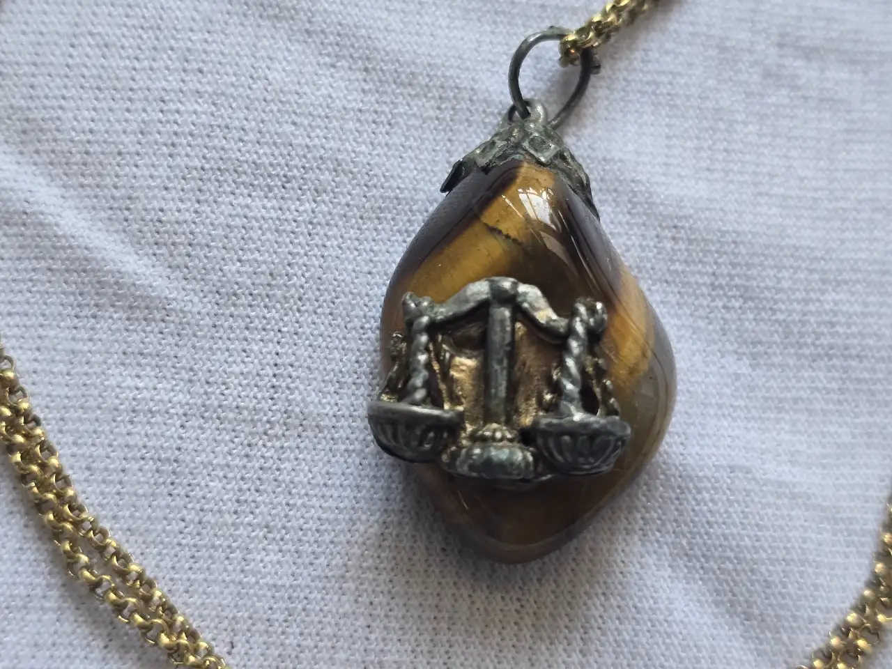 שרשרת עם סמל מזל מאזניים. על אבן עין הנמר. מצב טוב .