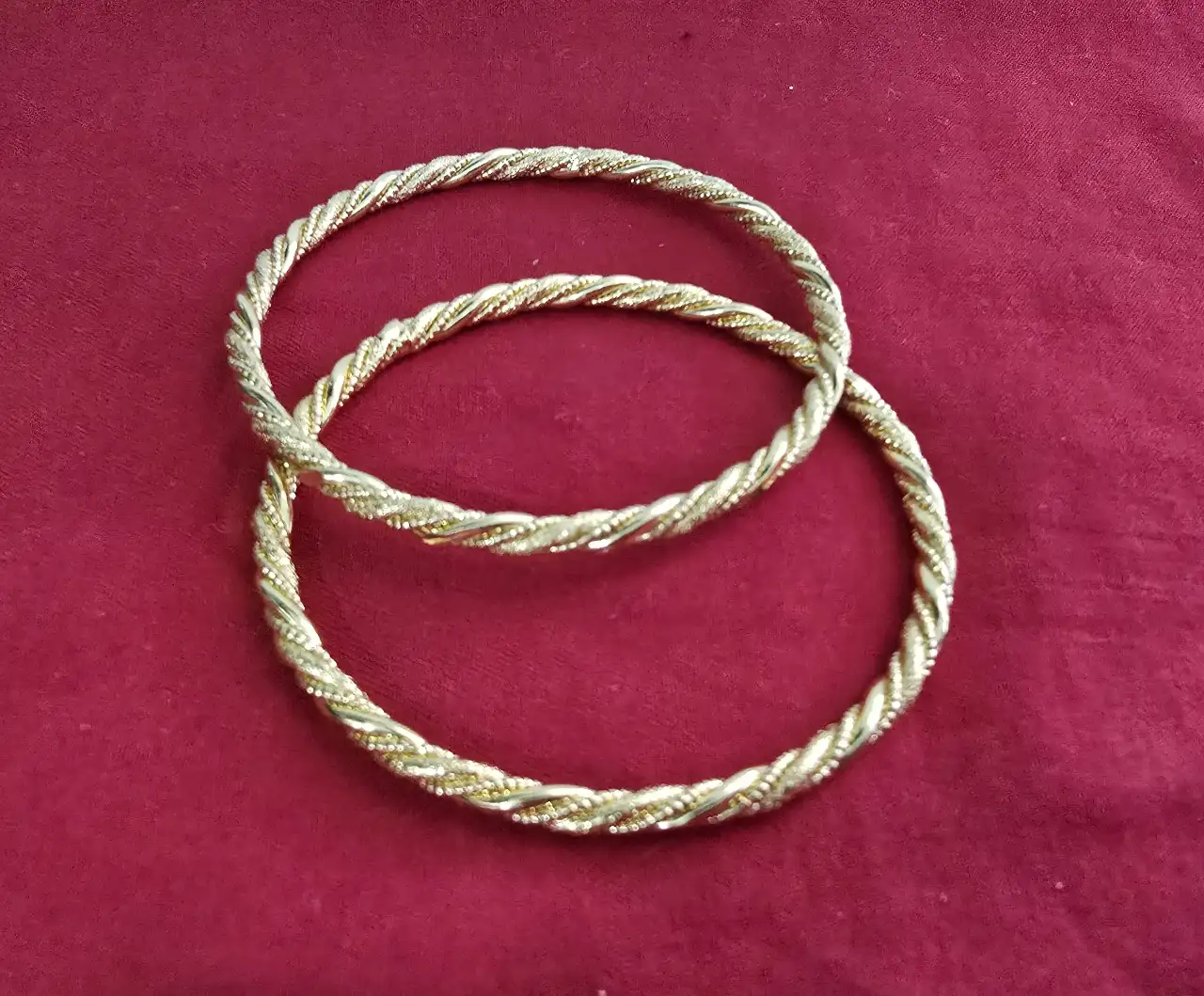 זוג צמידים קשיחים ציפוי זהב בעלי עיצוב מסלסל