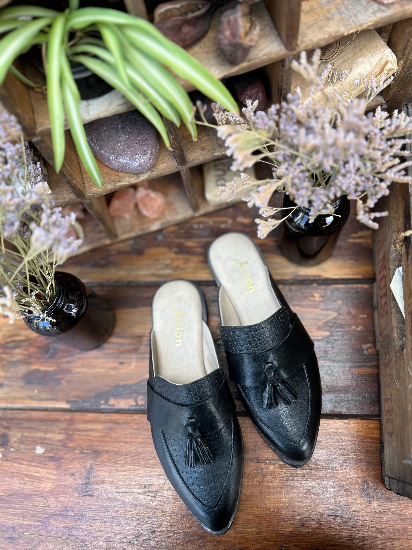 כפכף פרנזים עור שחור רינה