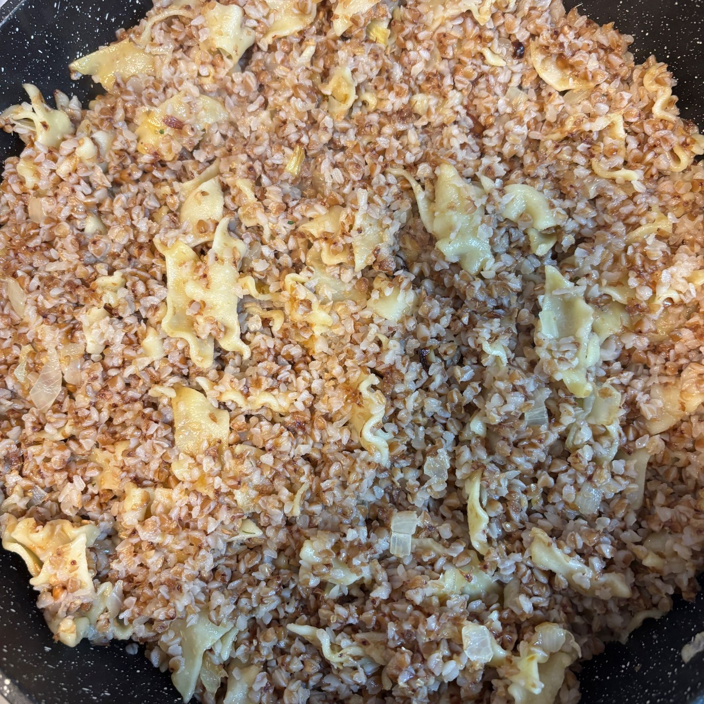 כוסמת עם מקרוני ובצל מקורמל