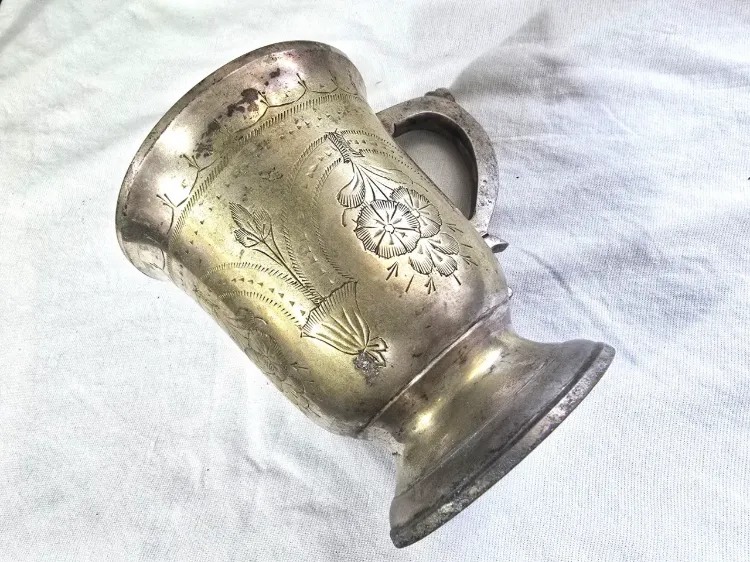 ספל מתכת וינטג' עם עיטורי פרחים נא לשים לב בתמונות למצב הפריט ! מידות: 	15.5 x 12.5 ס"מ