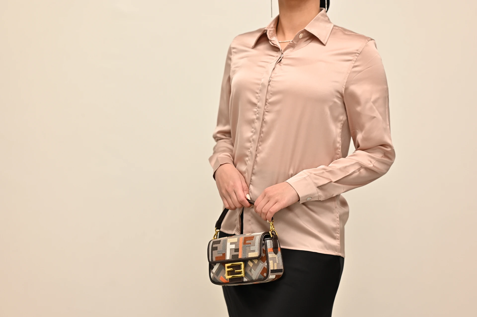 חולצת סאטן קאמל