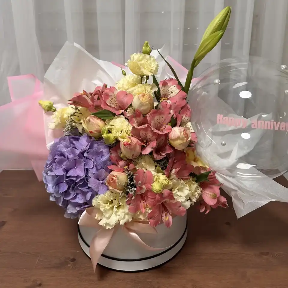 קופסת פרחים הורטנזיה עם בלון ממותג