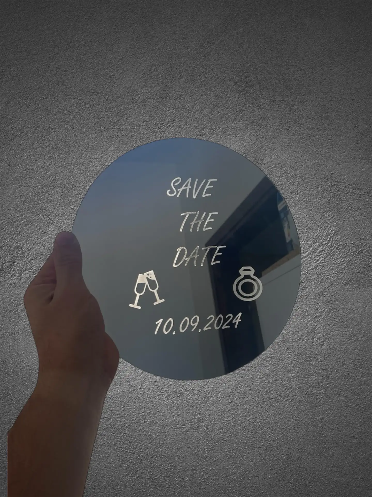 מראה עגולה עם חריטה אישית של save the date