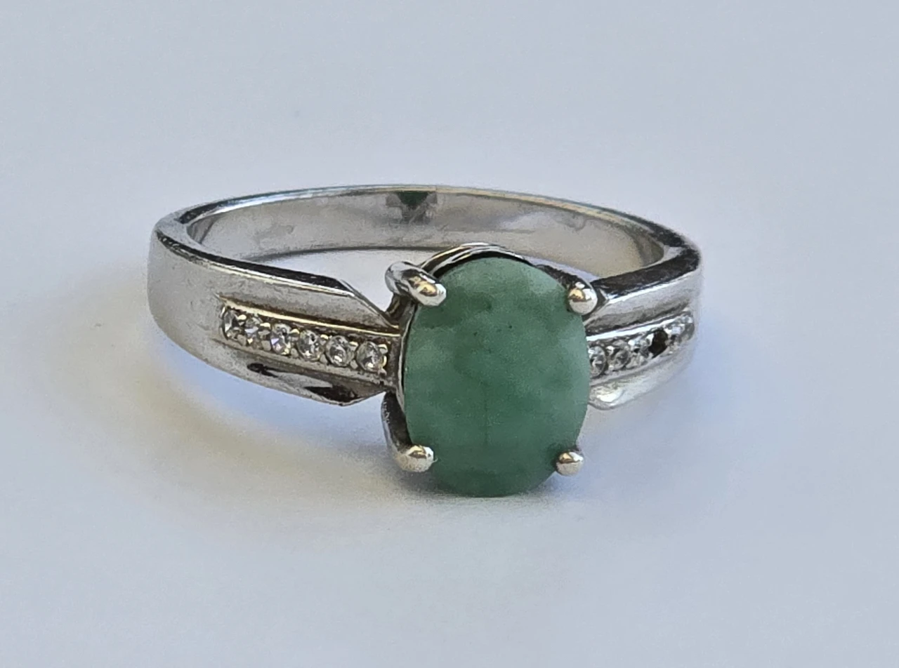טבעת יוקרתית עשויה כסף 925 עבודת יד משובצת אבני אמרלד וזירקונים . מ - 8