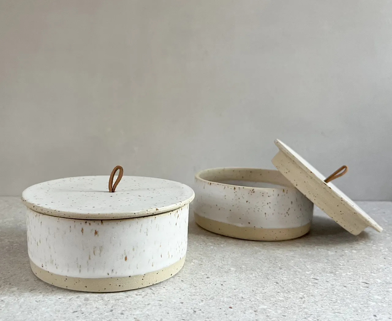 כלי אחסון קרמי מנוקד