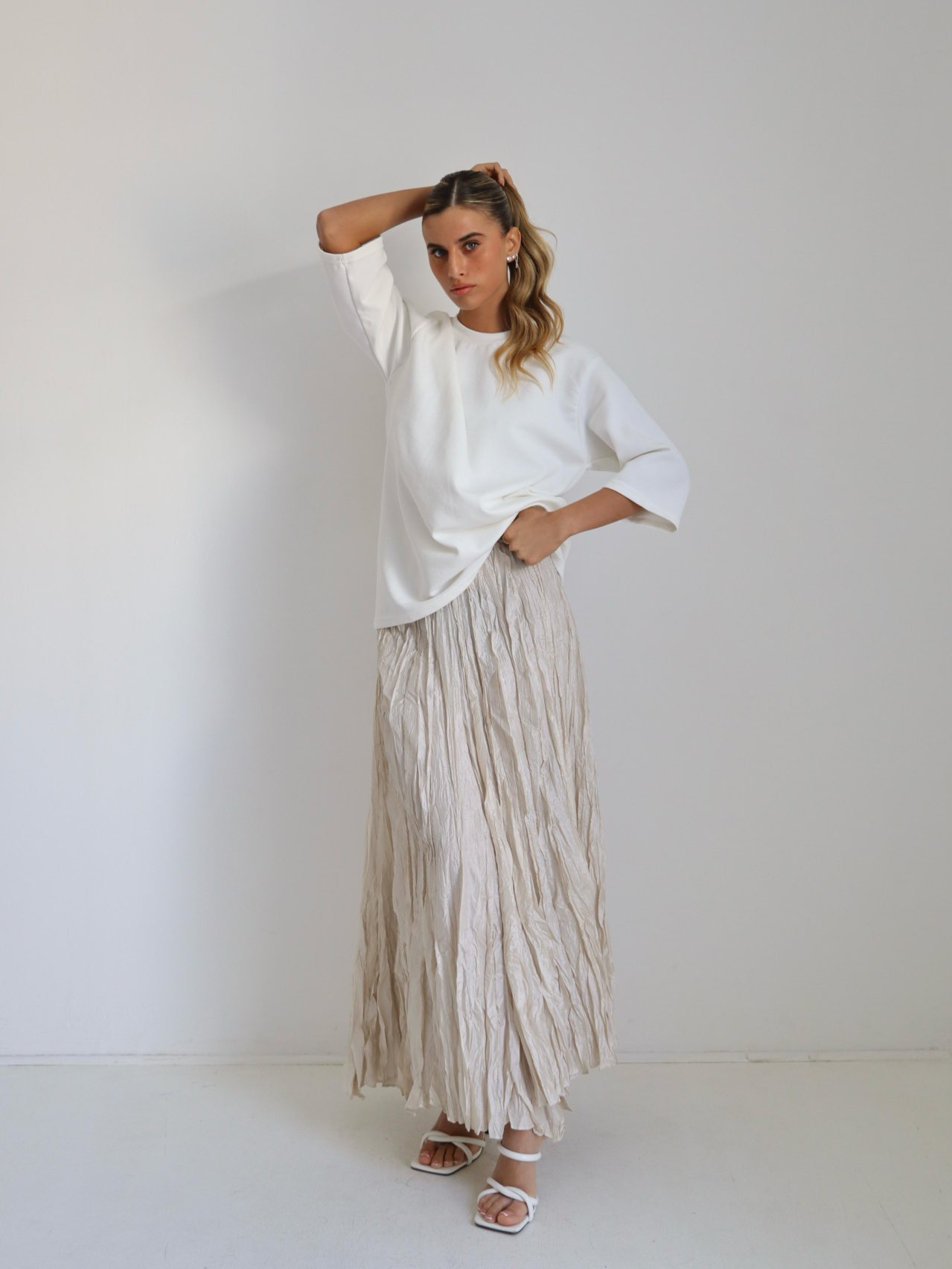 חצאית קרפ בז׳ בהיר