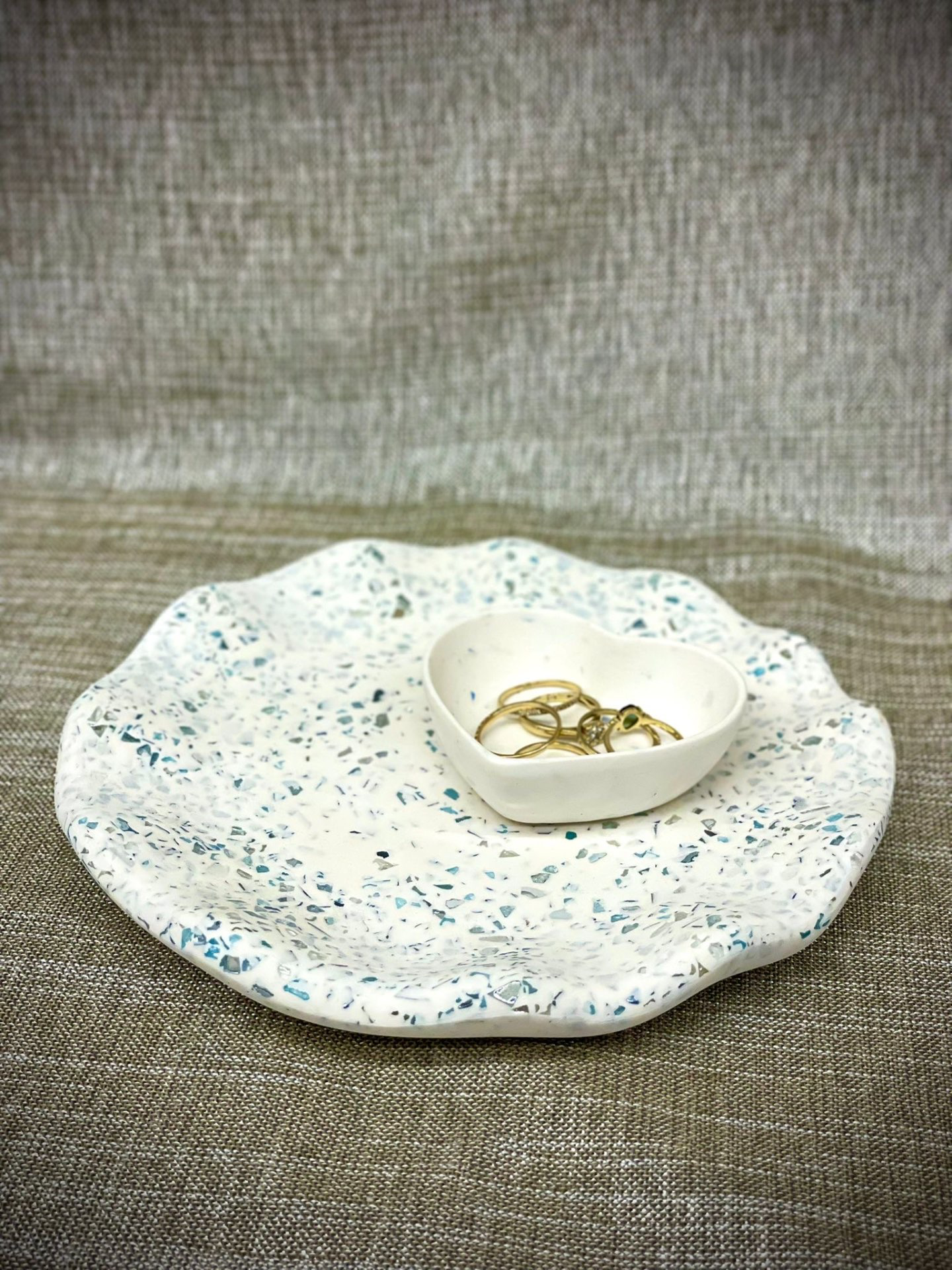 מגש עגול מסולסל ולב תכשיטים בטקסטורת אבנים