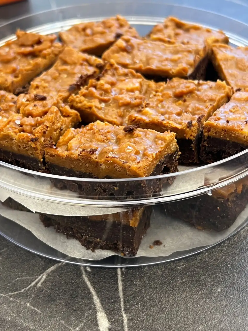 עוגיות בראוניז מושחתות עם שוקולד צ׳יפס ומלח גס