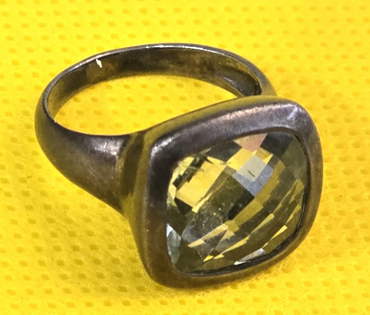 טבעת כסף משובצת אבן ירוקה. חתומה. מידת הטבעת: 6. משקל: 5.92 גרם.