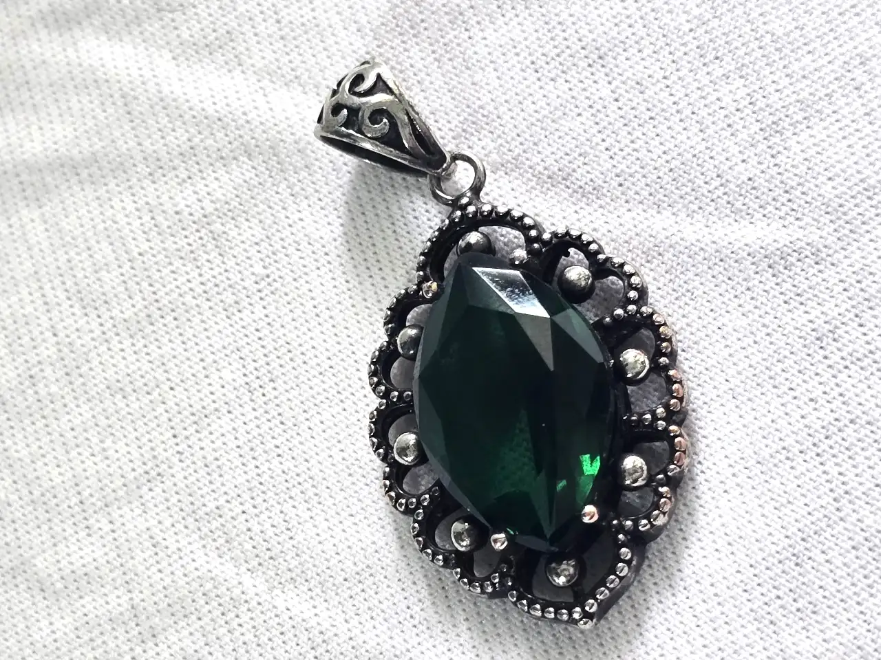 תליון קריסטל ירוק ומסביב האבן מסגרת מתכת