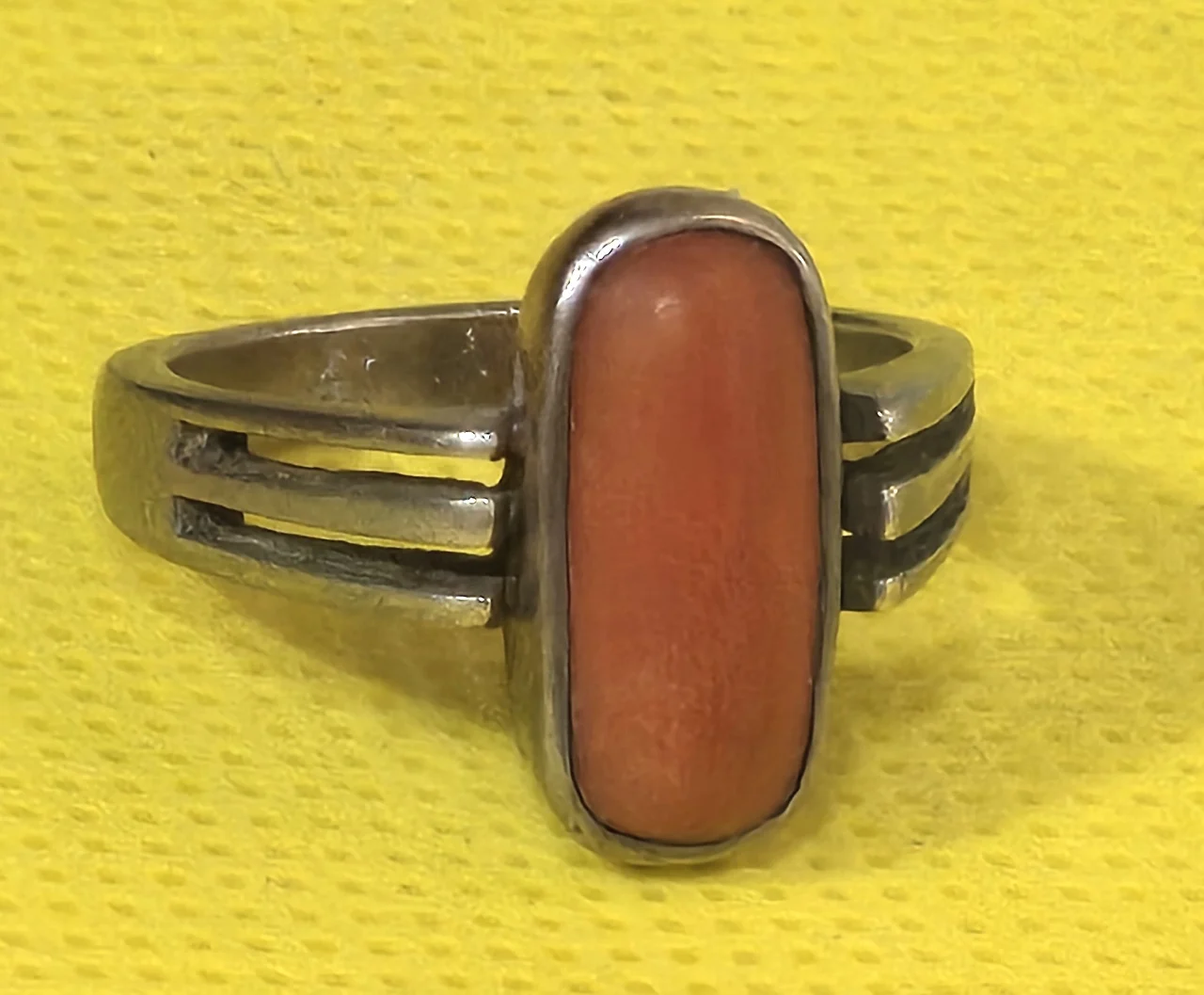 טבעת כסף וינטג' איכותית משובצת אבן קורל אדום טבעי. חתומה 925. מידה: 7 אורך העיטור הקדמי כ- 15 מ"מ משקל: 4.50 גרם