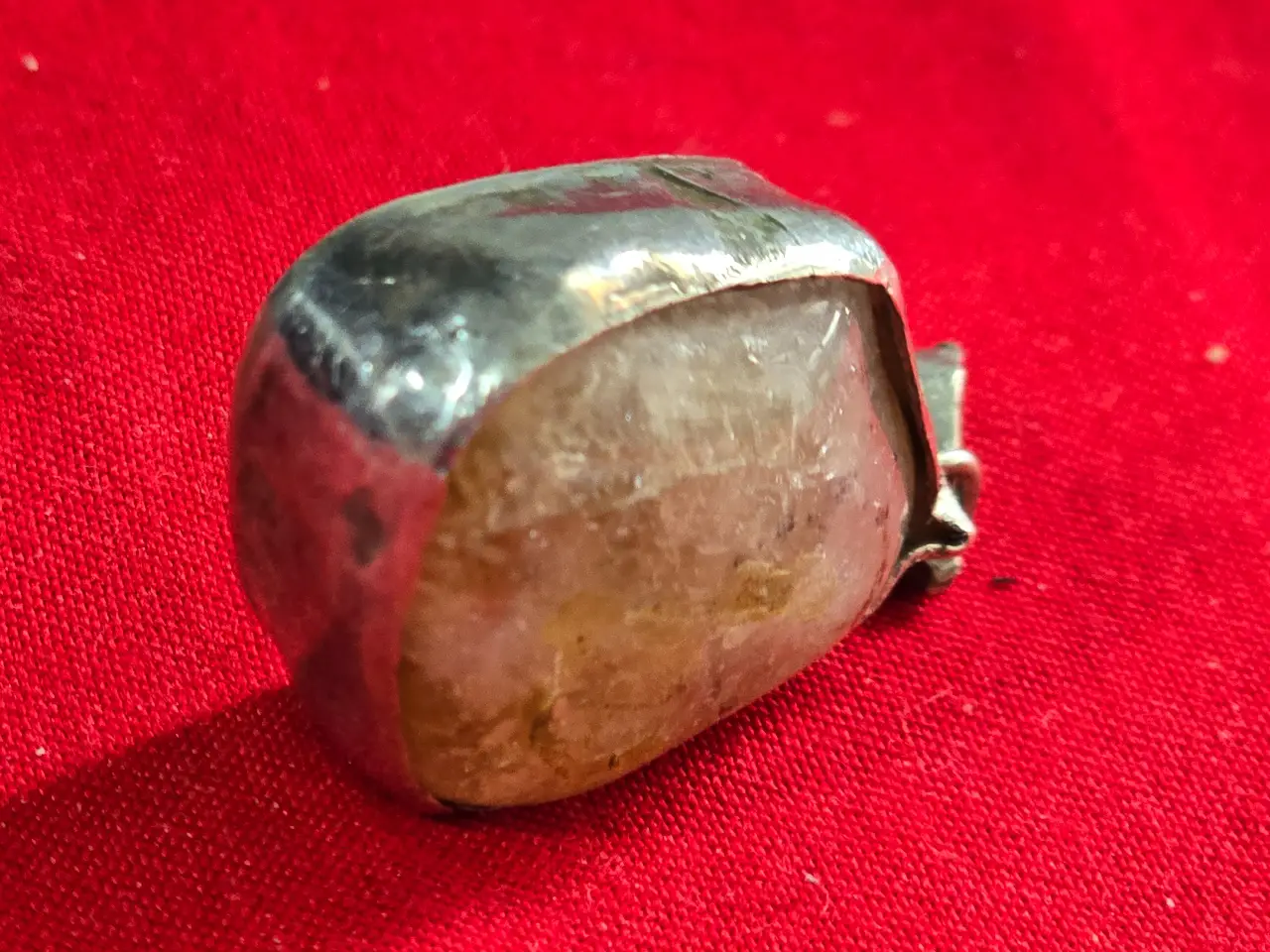 תליון אבן אגת כאשר היא נתונה במסגרת כסף מלא