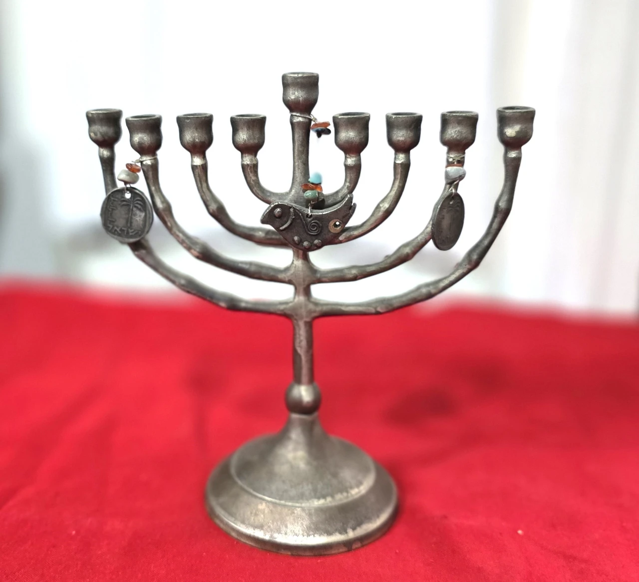 חנוכיה מהממת עשויה מפיוטר שילוב של 2 מטבעות של 10 א'ג ויונה ממתכת גובה 17 ס'מ ורוחב 15 ס'מ