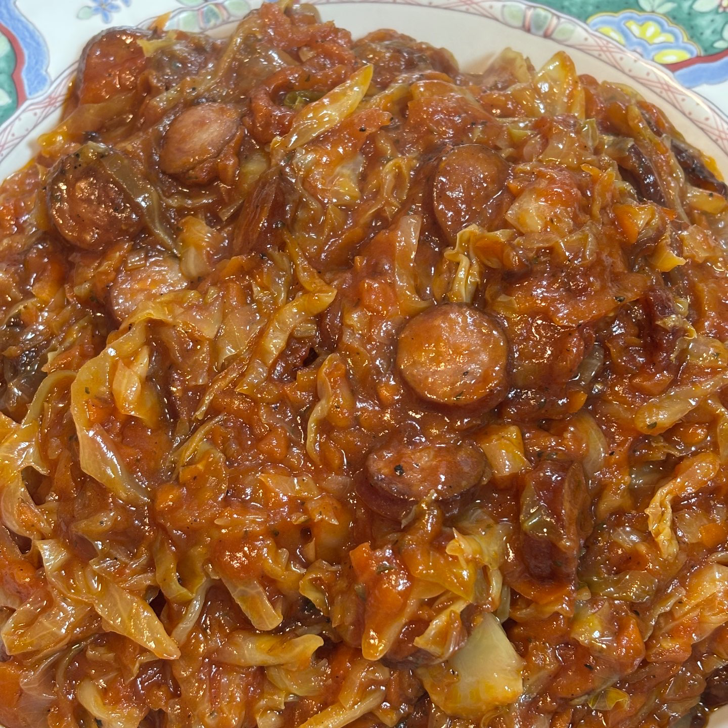 כרוב מאודה ברוטב עגבניות עם קבנוס