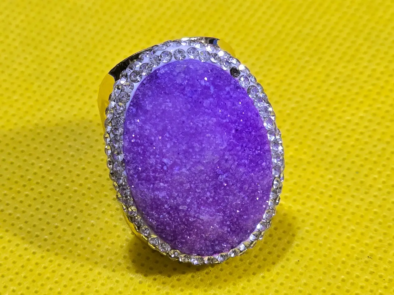 טבעת מהממת מתכווננת ציפוי זהב אבן אמטיסט טבעי ואבני סברובסקי מסביב