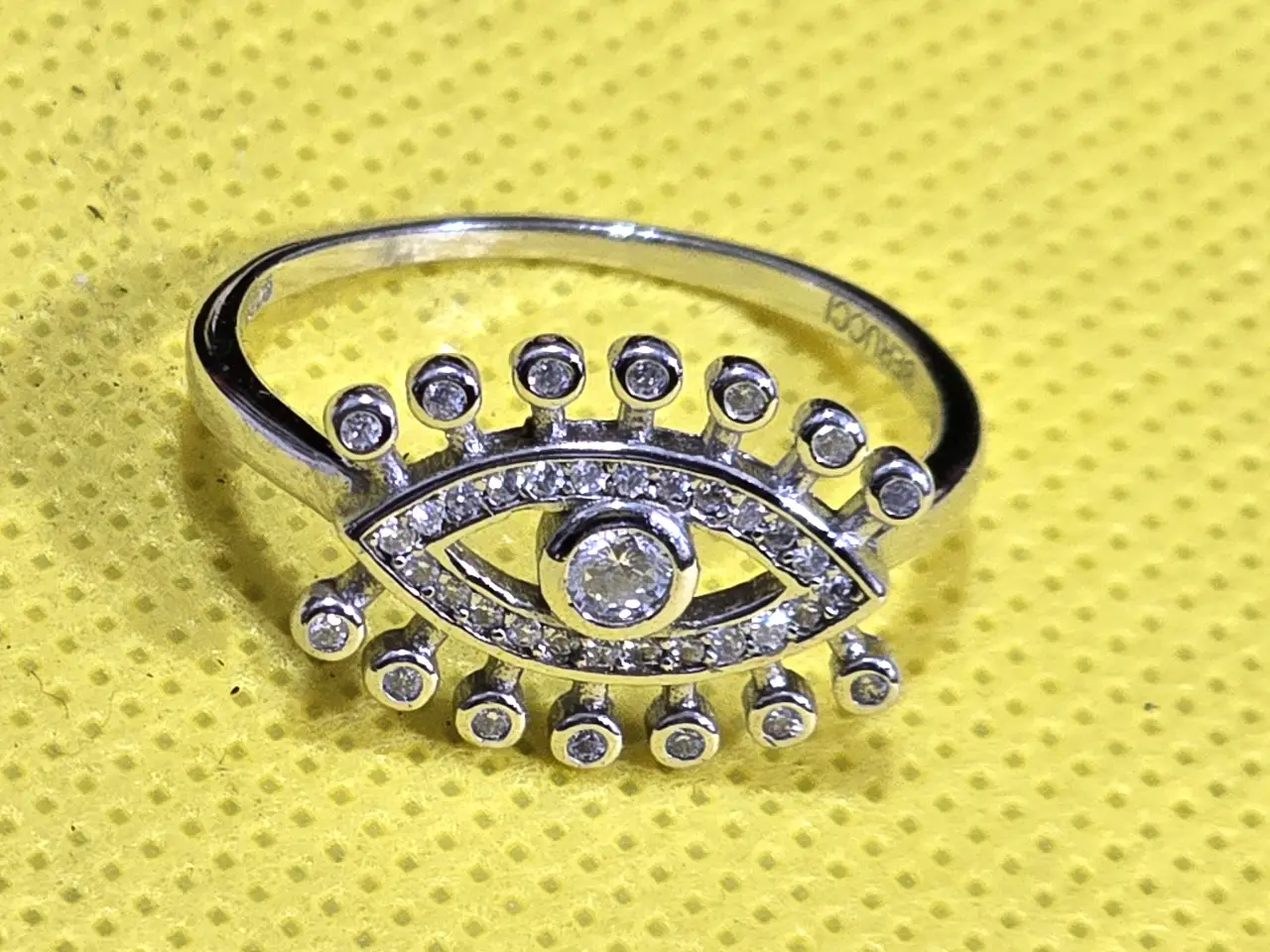 טבעת כסף חדשה לחלוטין, עדינה ויפה בעלת מראה יוקרתי. הגיעה מחנות תכשיטים ושעונים שנסגרה.