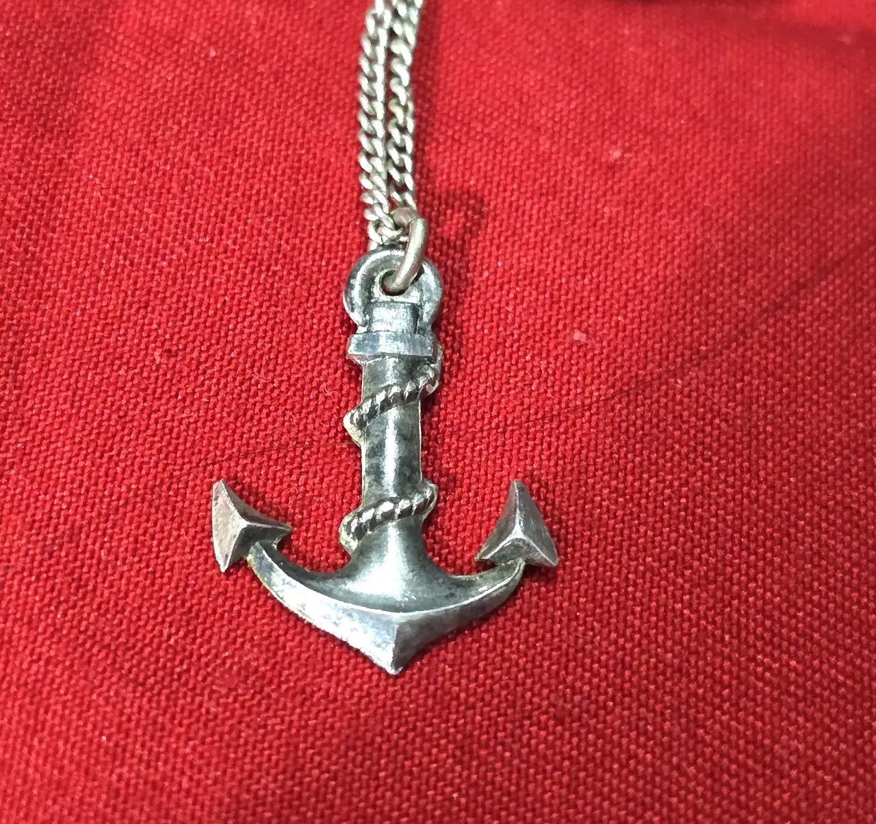 שרשרת ותליון כסף סטרלינג 925 חתום שרשרת באורך 50 סמ  תליון ימאים מרהיב עשוי בעבודת יד בעיצוב עוגן עם חבל מלופף גודל 1.5×2.5 סמ משקל 4.1 גרם