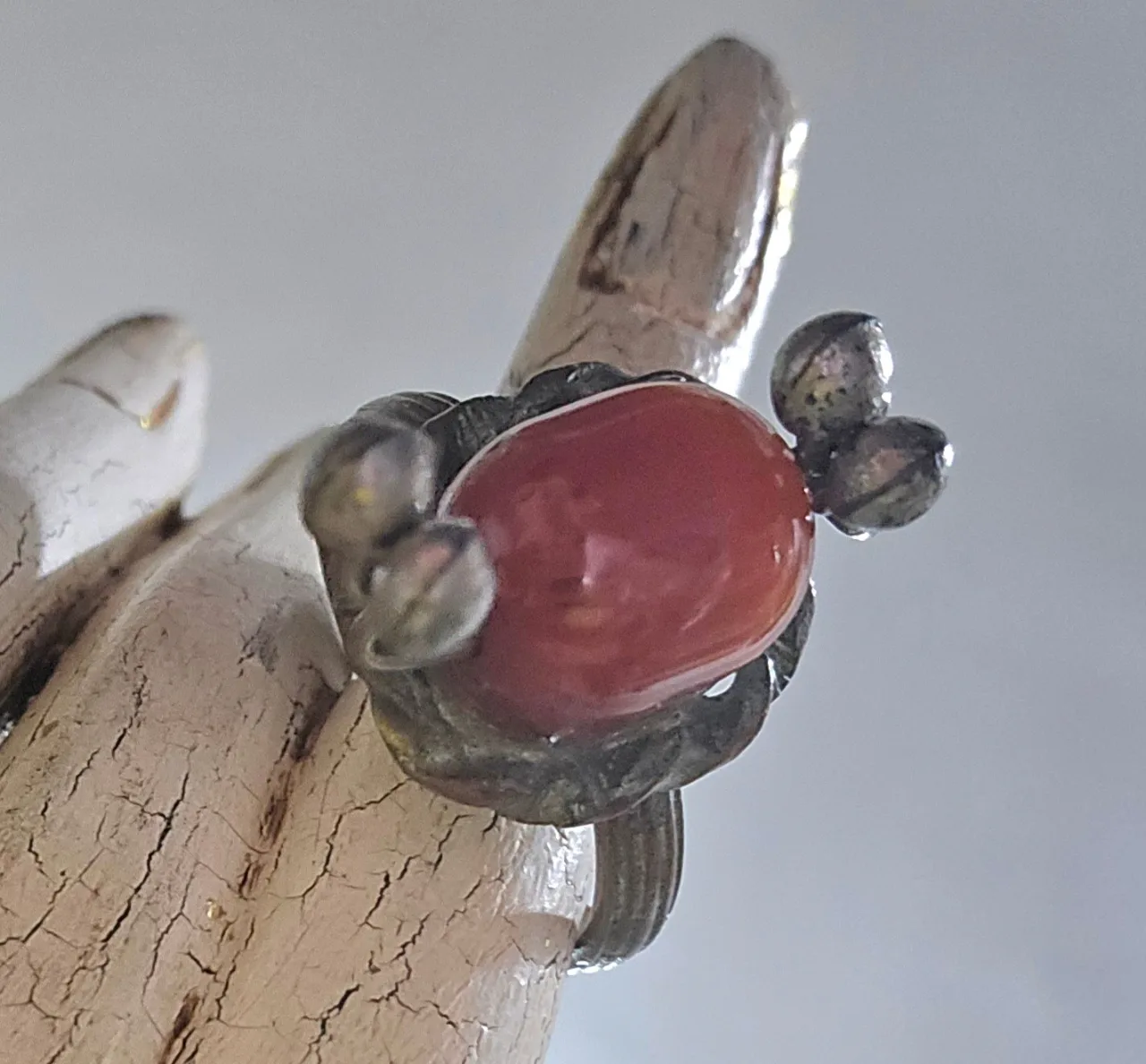 טבעת נחושת עם אבן קורניליאן וקישוטי כסף.מידה 8.5\9