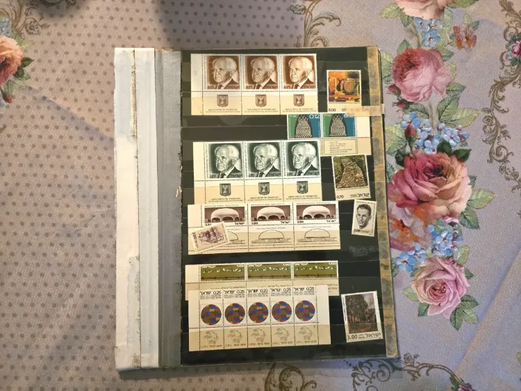 אוגדן עם אוסף גדול של בולי ישראל, חלקם נדירים