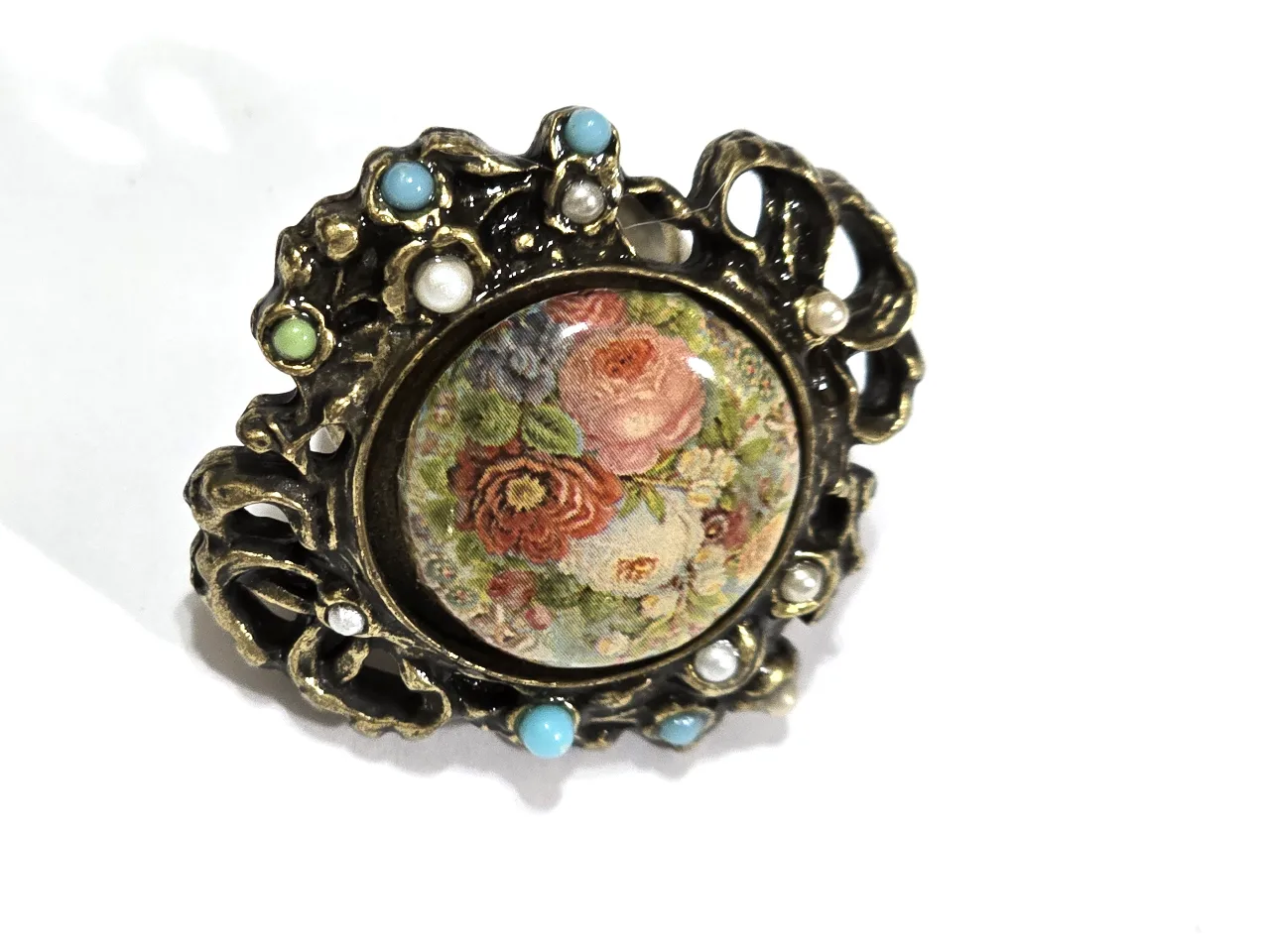 טבעת מהממת מבית מיכל נגרין הטבעת מתכווננת במרכזה עבודת אמאייל עם פרחים ושבוץ של אבני סברובסקי