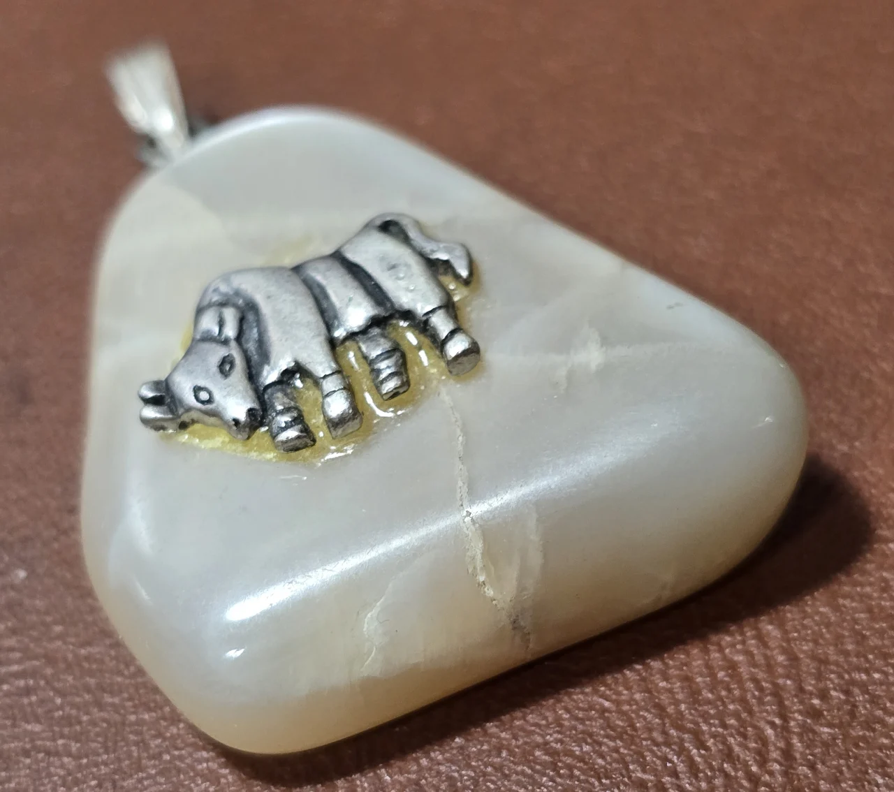 תליון אבן טבעי שילוב כסף עבודת יד אלמנט מרכזי שור או פרה . מידות 4 על 3 ס"מ