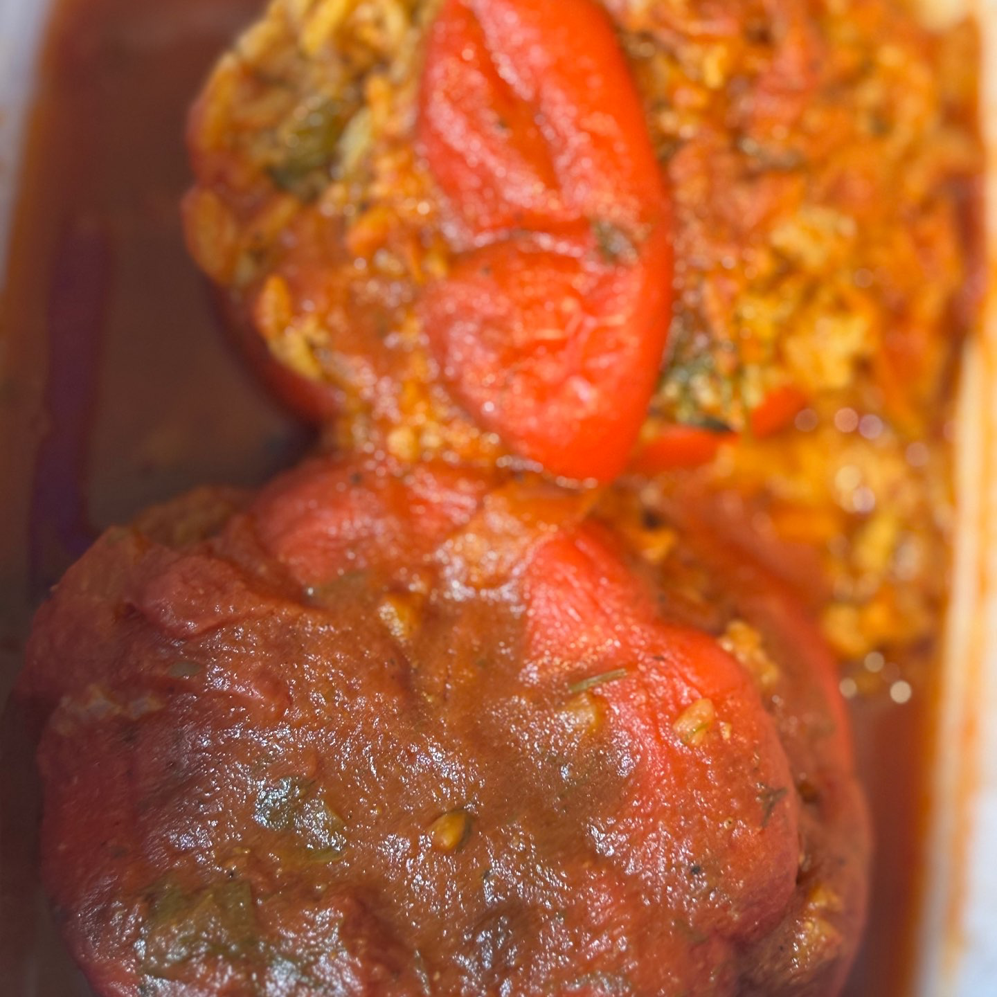 פלפל במילוי אורז – תבשיל ביתי עשיר בטעמים וברוטב עגבניות טרי