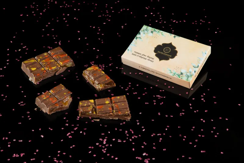 שוקולד דובאי בטעם חלב מנגו ופסיפלורה