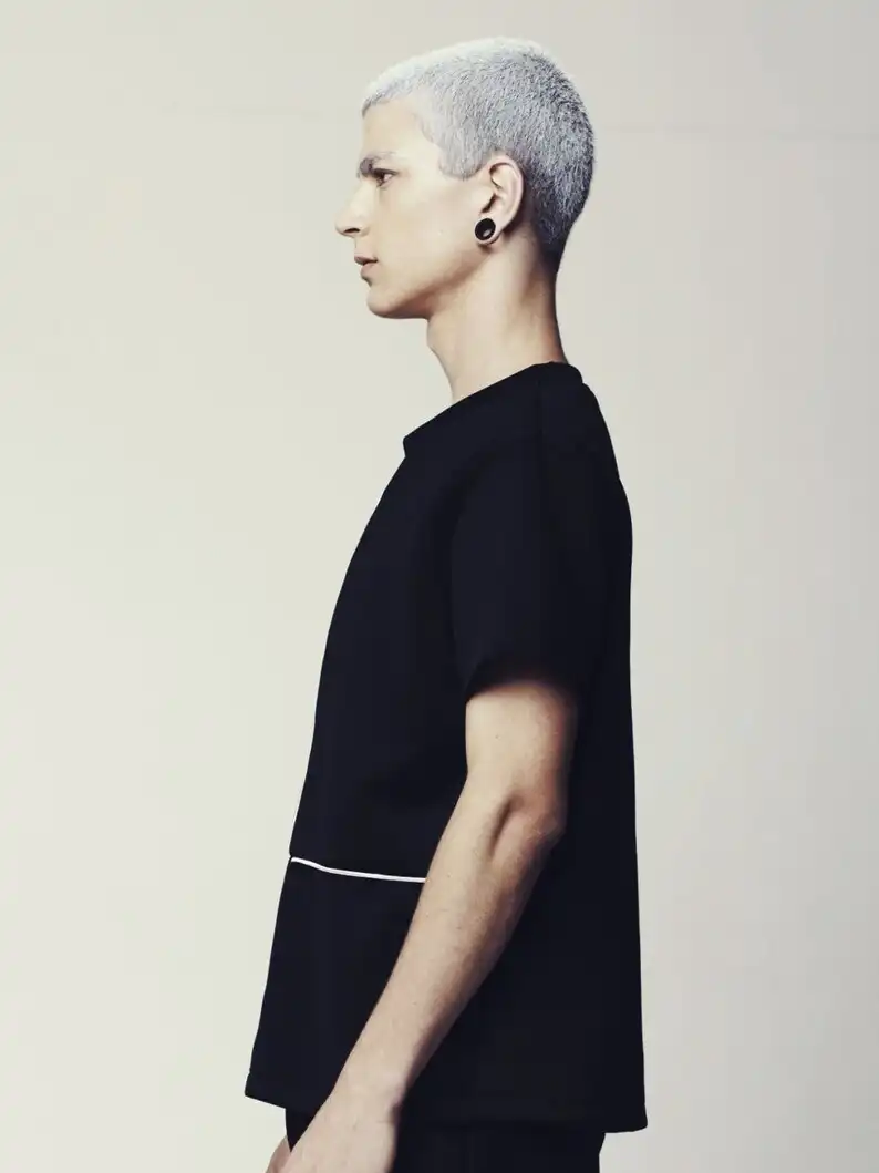 חולצת סקובה שחורה לגברים: טופ מינימליסטי אוברסייז עם שרוול קצר