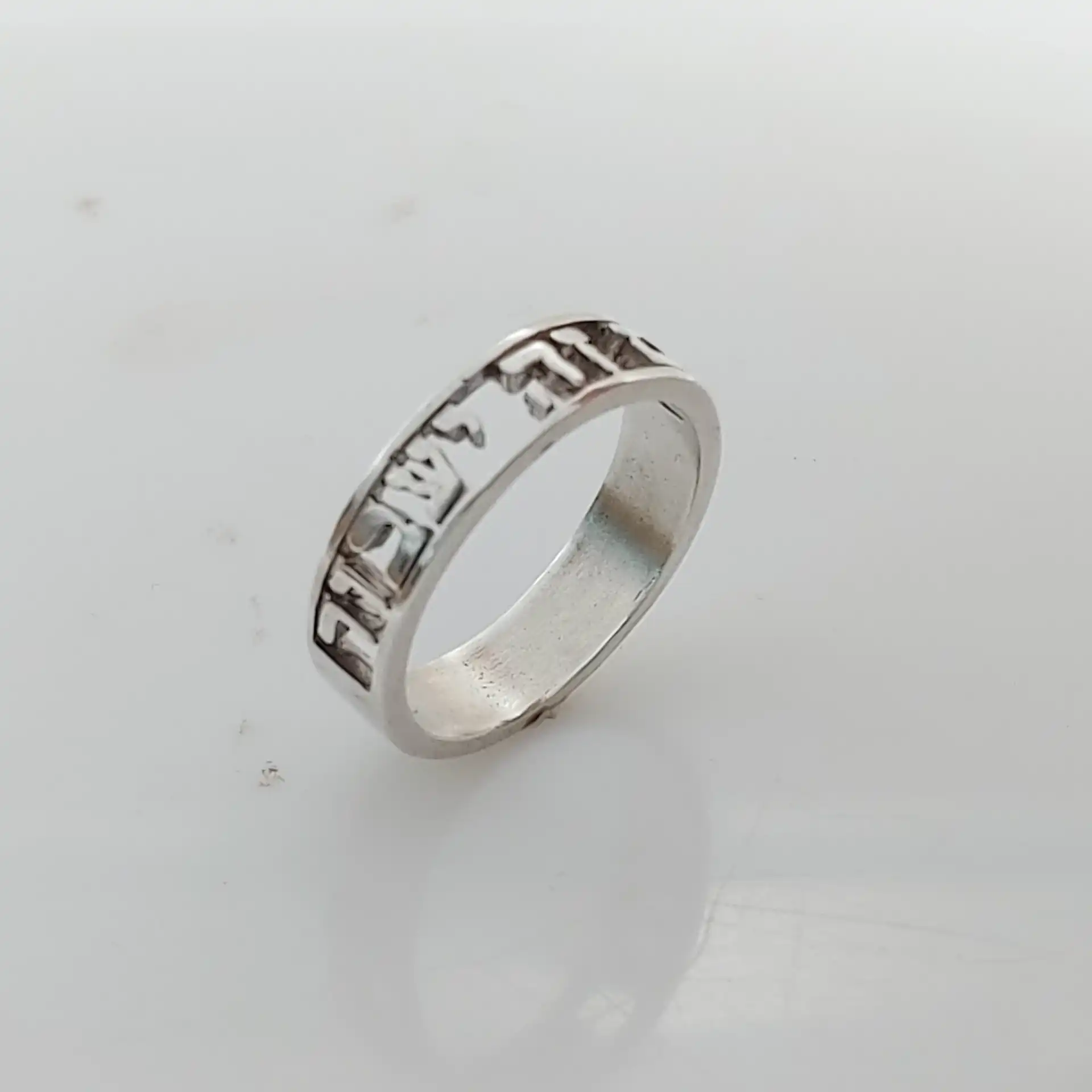 טבעת עם כיתוב גם זה יעבור