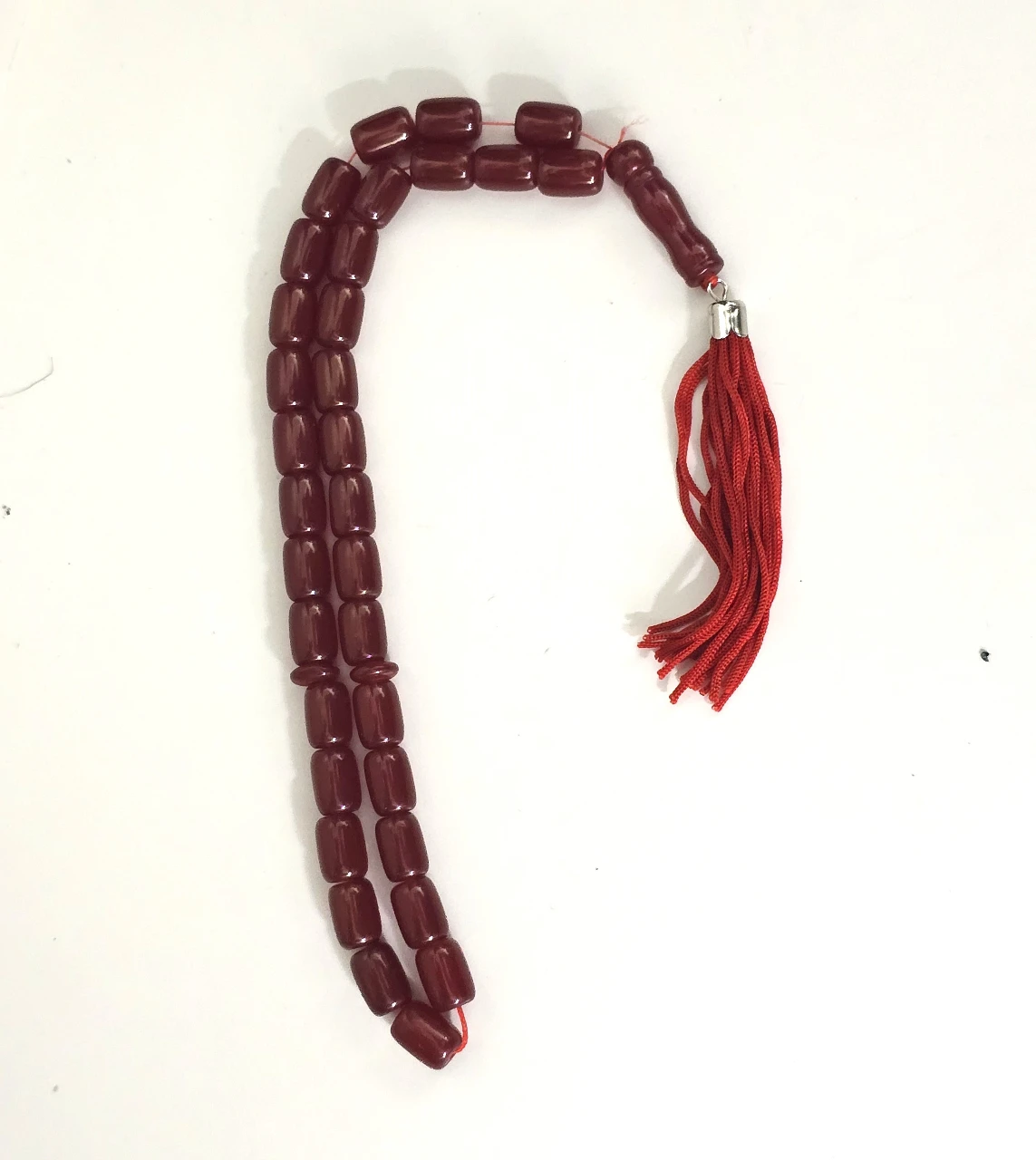 שרשרת מסבחה ישנה עשויה 33 חרוזי זכוכית דמויי ענבר. אורך פתוח כ-45 ס"מ