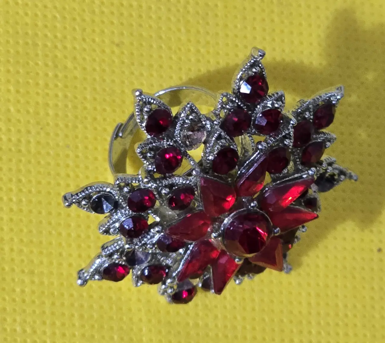 טבעת קוקטייל מרשימה משובצת אבני גראנט בציפוי כסף מתכווננת