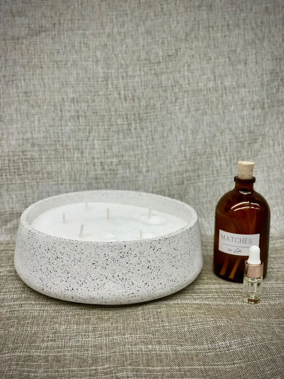 נר עגול בסגנון אבן שחור לבן - קוטר כ17 ס"מ