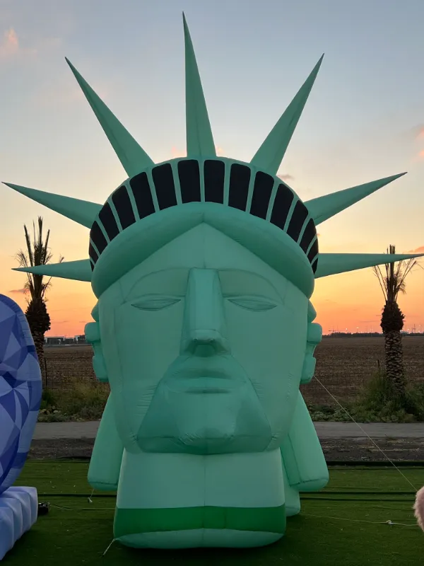 מייצג תפאורה מתנפח בסגנון פסל החירות ניו יורק.