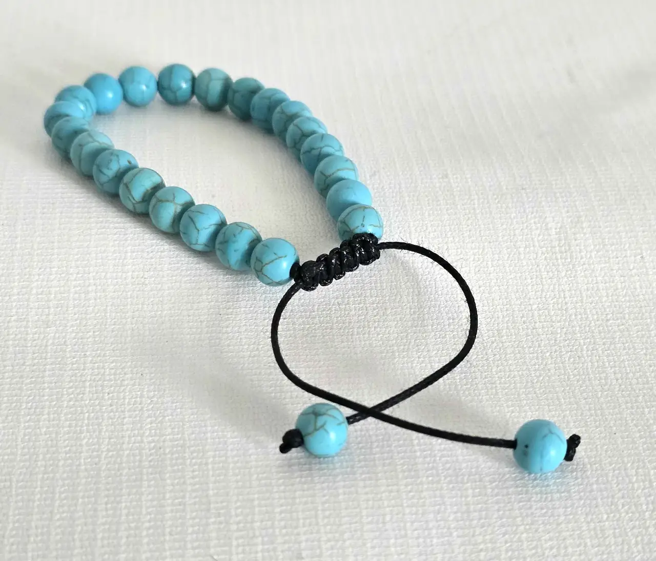 צמיד אבני חן. תורכיז חדש לחלוטין. מידה מתכווננת. איכותי, אופנתי ויפה. קוטר חרוז כ- 7 מ"מ הגיע מחנות תכשיטים ושעונים שנסגרה.