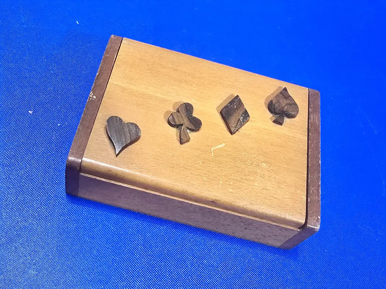 קופסת עץ ישנה מאד עם בולי מס קניה תוצרת הארץ עין החורש מיועדת לקלפים