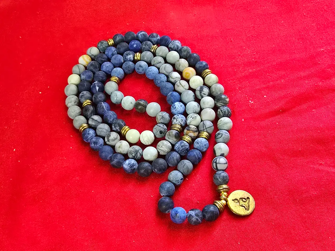 שרשרת ארוכה המורכבת מ.108 חרוזים מאבני חן טבעיות שרשרת זו משמשת למדיטציה תרגוליוגה או כשרשרת תפילה בודהיסטית
