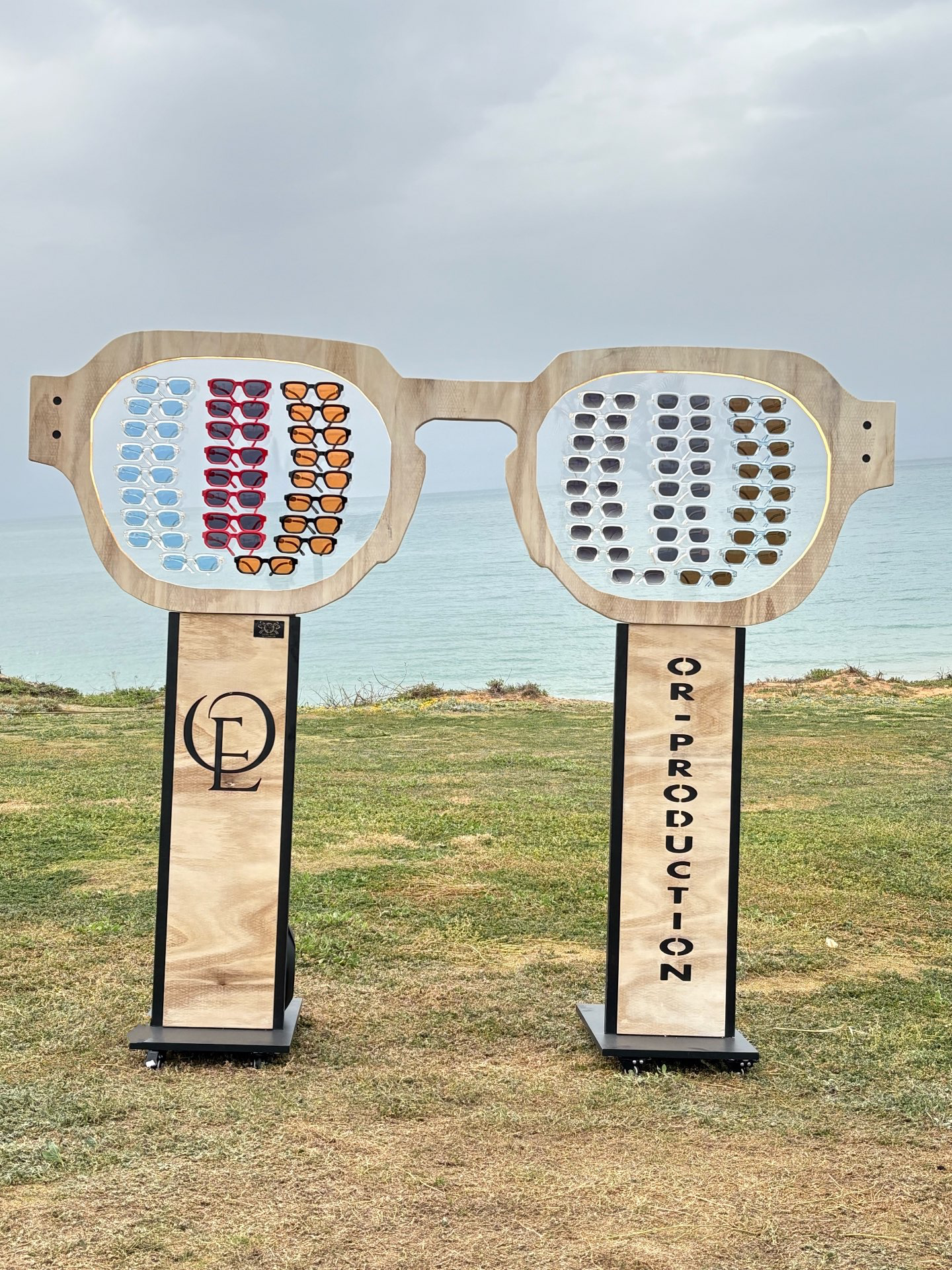 עמדת המשקפיים המכילה 52 יחידות