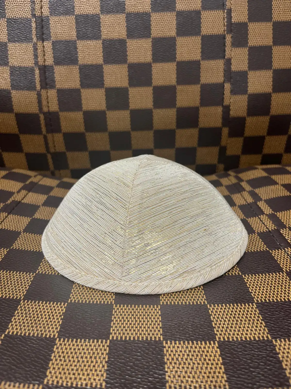 כיפה לבנה פסים זהב