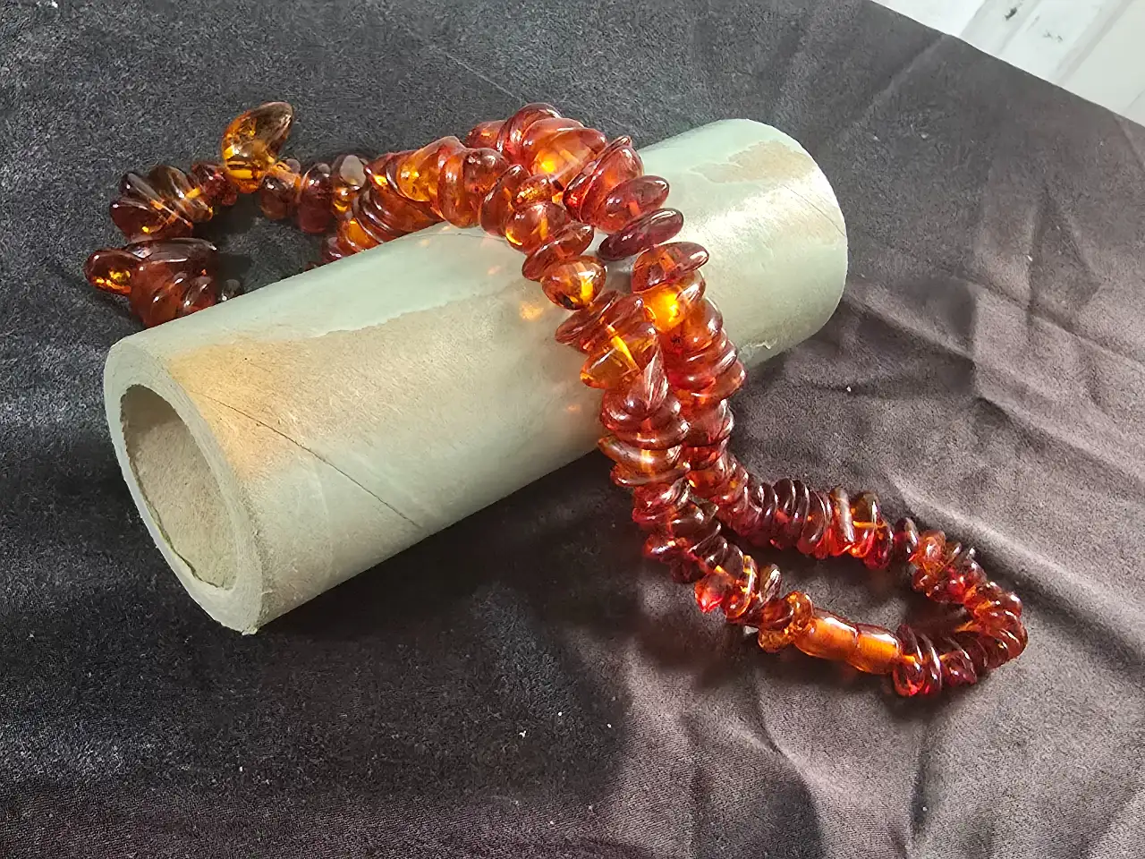 שרשרת ענברים בלטים טבעית וינט'ג ישנה מאד מידות מצב פתוח 50 ס'מ.....מצב סגור 25 ס'מ