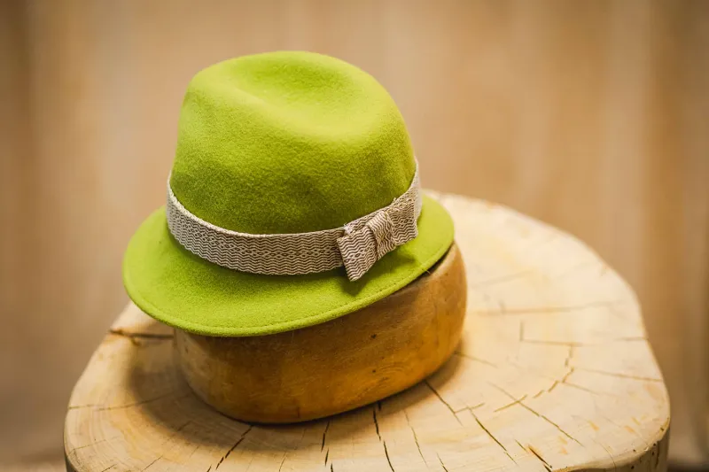 כובע לבד בצבע תפוח – שילוב של סטייל ייחודי ועבודת יד איכותית
