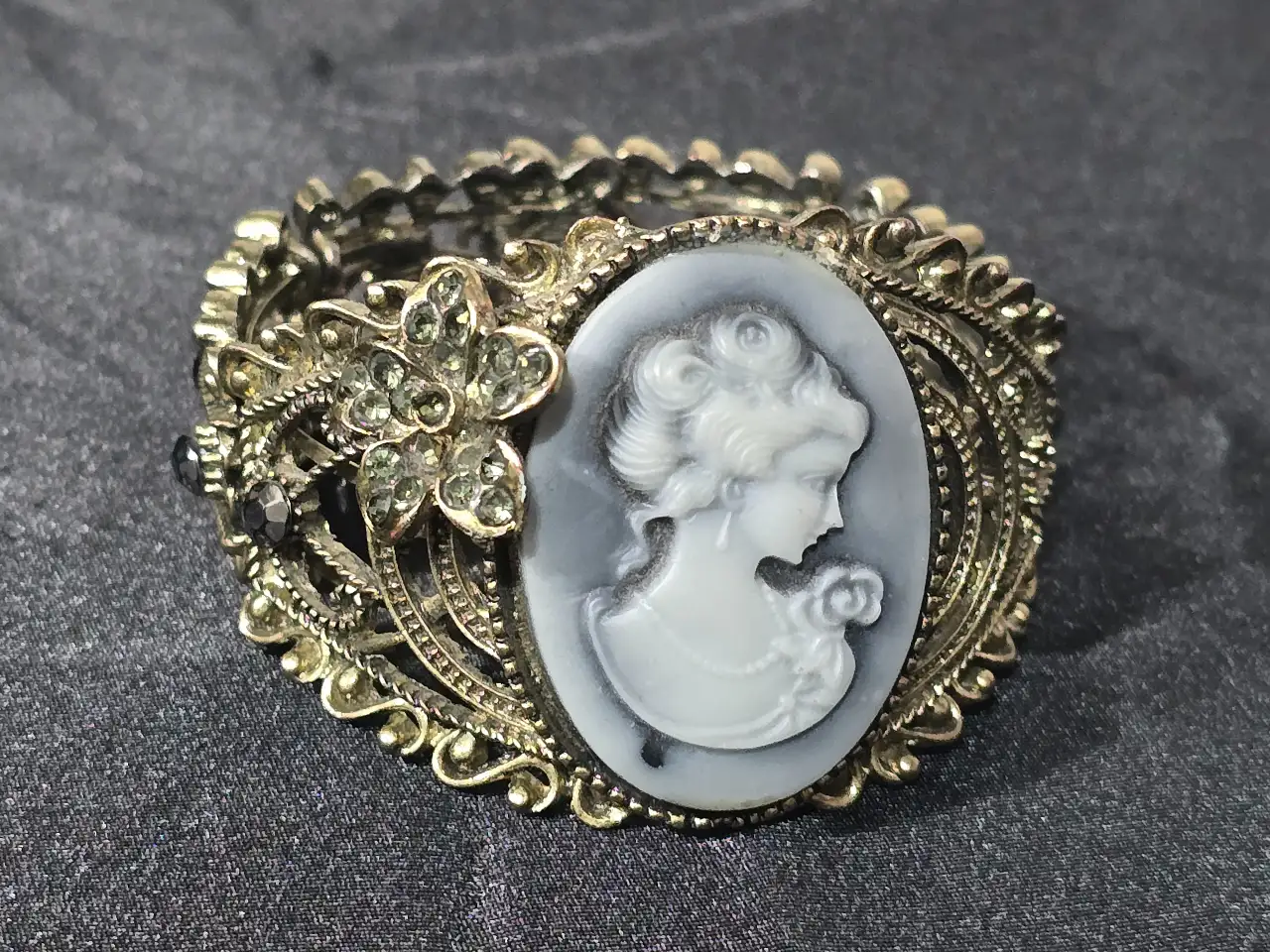 צמיד פריט אספנות קמאו גילוף של דמות פרופיל נשית הצניד מעוצב בסגנון ויקטוריאני הדמות מגולפת מאבן אגת